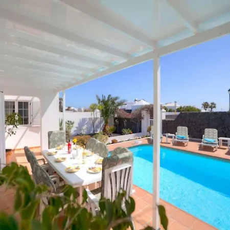 Villa Puerto Del Carmen Sleeps 10 Pool Wifi Puerto del Carmen